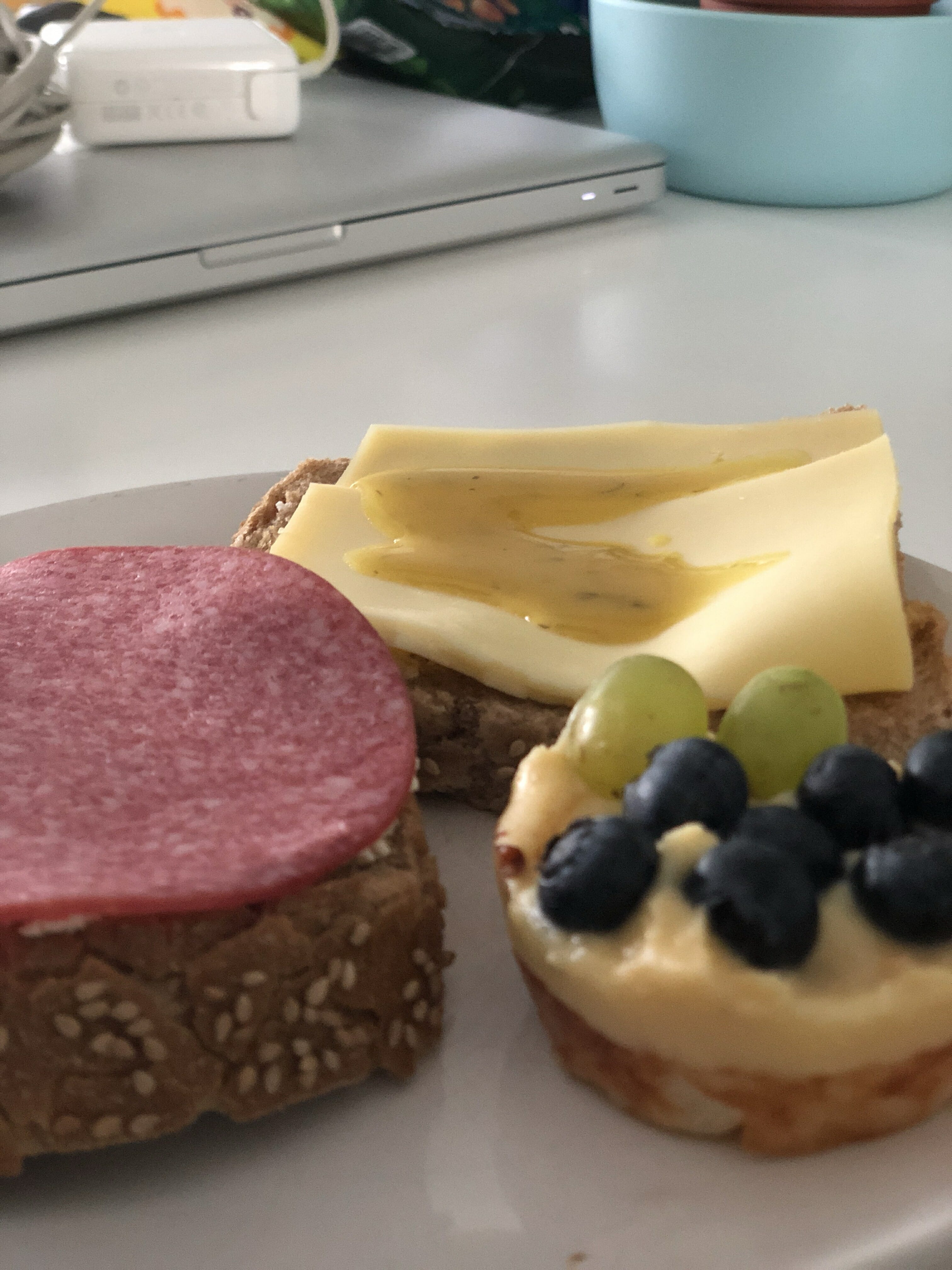 Glutenvrije Rijstevlaai Met Pudding en Vers Fruit